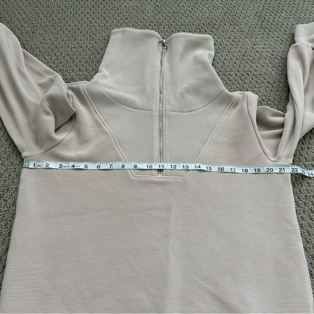 Varley Vine Half Zip Pullover Sweatshirt
Neutral
Mushroom
Size Small - Picture 10 of 11